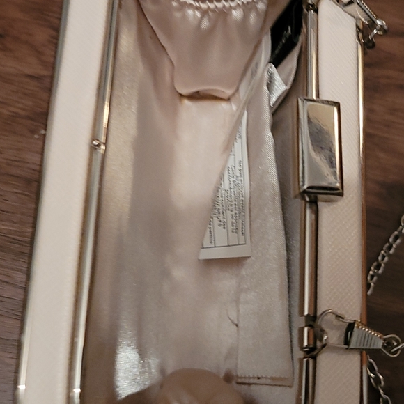 Ivory clutch purse - Picture 4 of 7